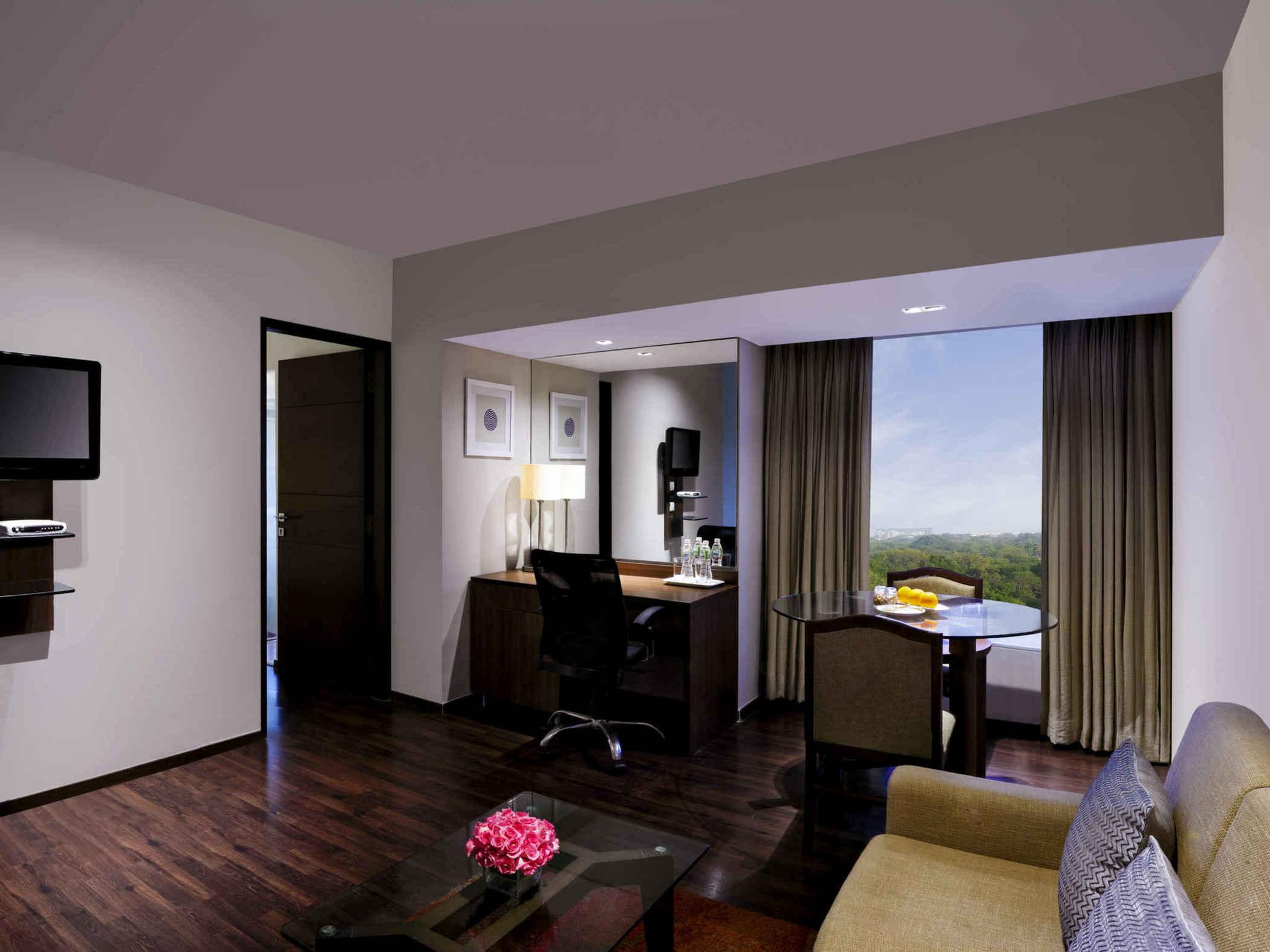 Grand Mercure Vadodara Surya Palace Dış mekan fotoğraf