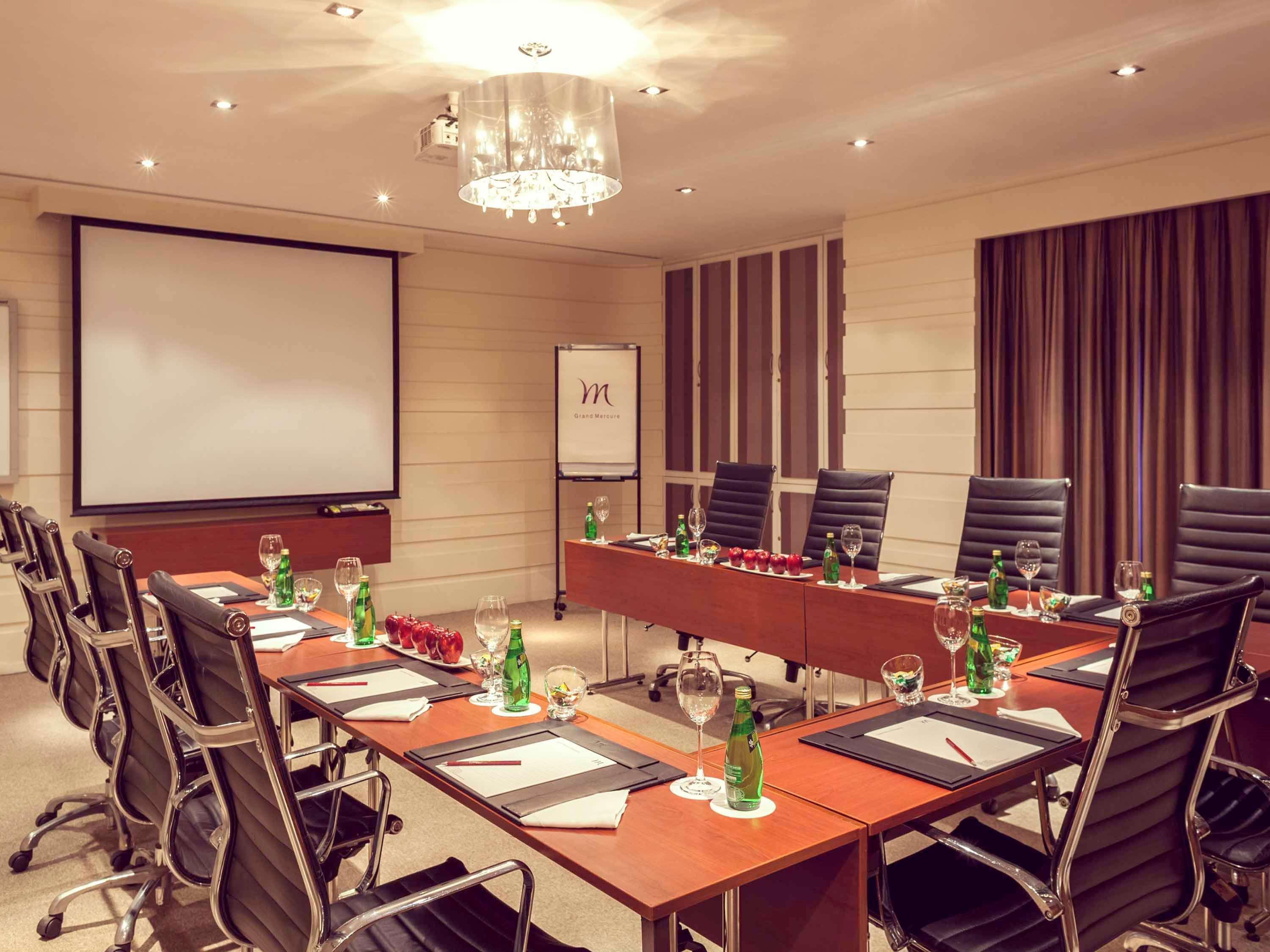 Grand Mercure Vadodara Surya Palace Dış mekan fotoğraf