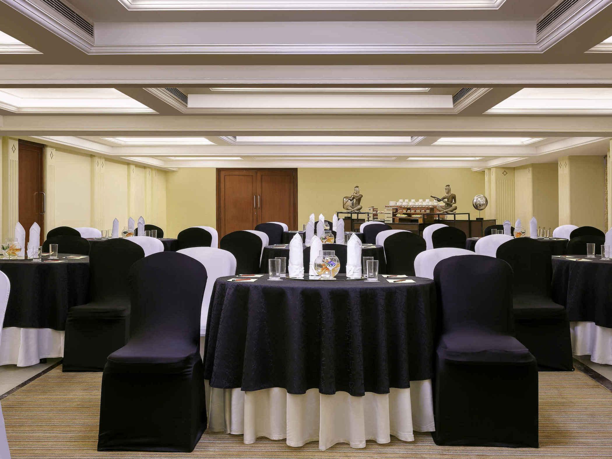 Grand Mercure Vadodara Surya Palace Dış mekan fotoğraf