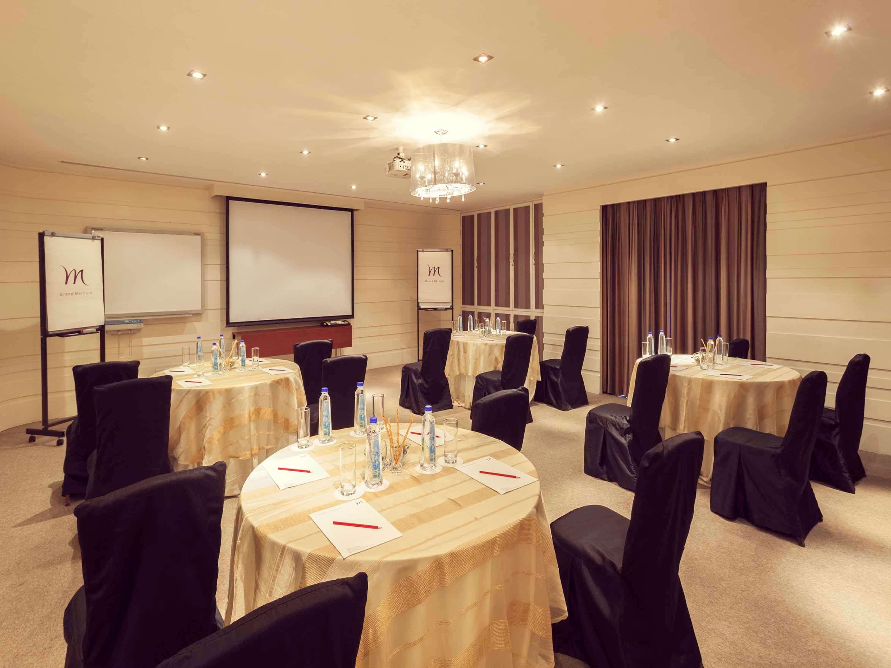 Grand Mercure Vadodara Surya Palace Dış mekan fotoğraf