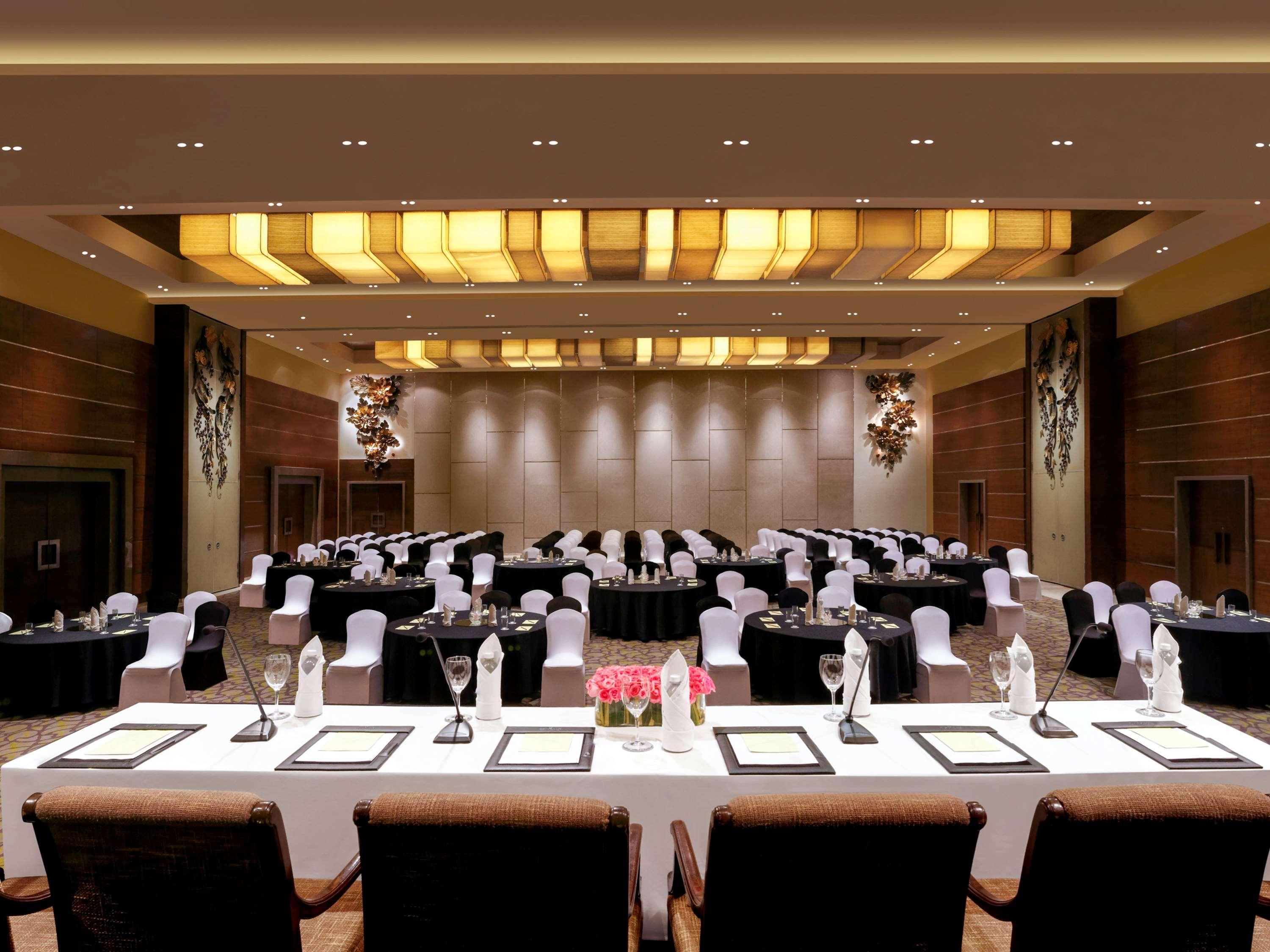 Grand Mercure Vadodara Surya Palace Dış mekan fotoğraf