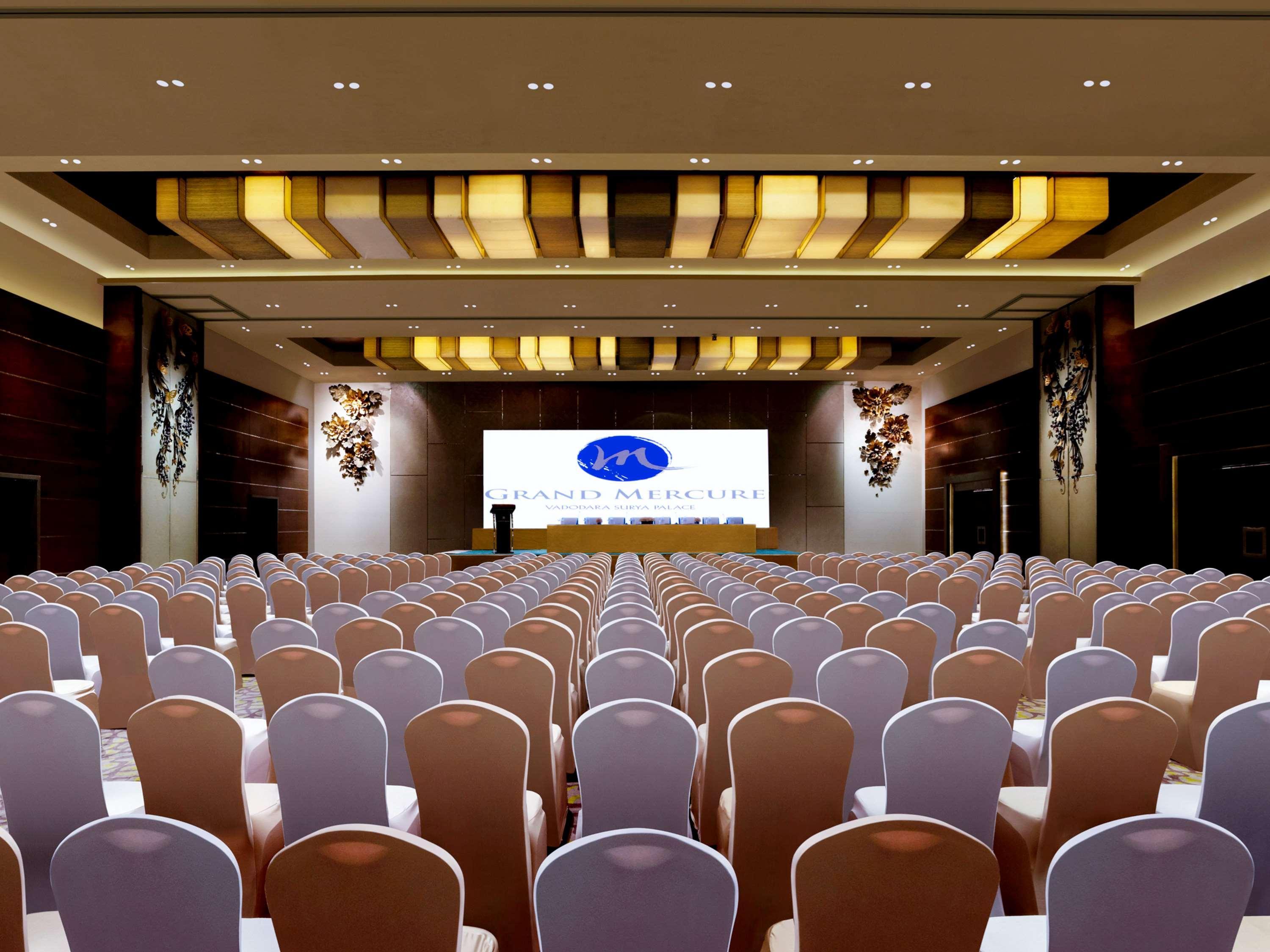 Grand Mercure Vadodara Surya Palace Dış mekan fotoğraf