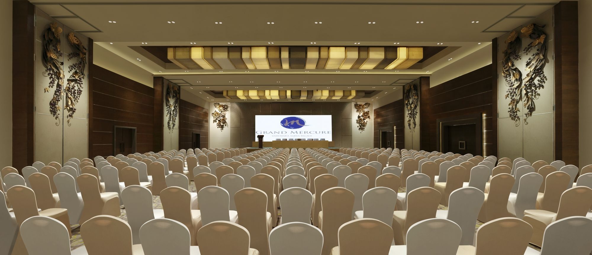 Grand Mercure Vadodara Surya Palace Dış mekan fotoğraf