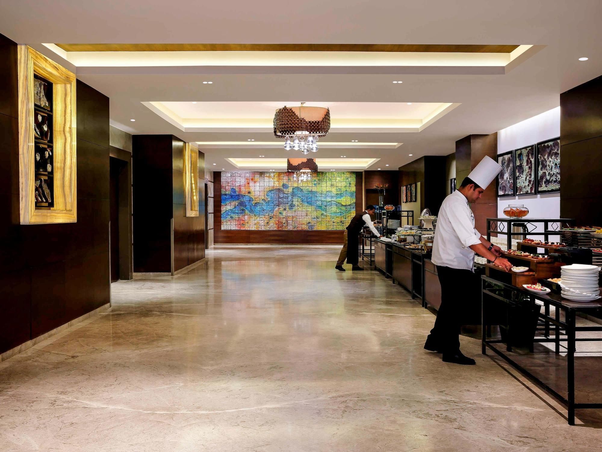 Grand Mercure Vadodara Surya Palace Dış mekan fotoğraf
